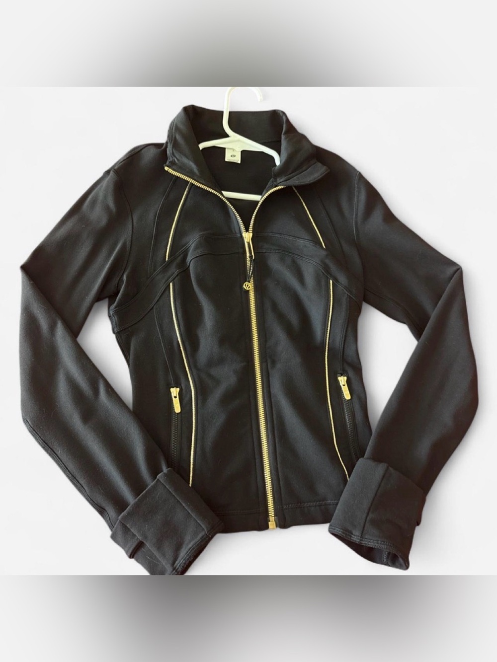 Define Cropped Jacket Luon *Sparkle
Color: Black Gold